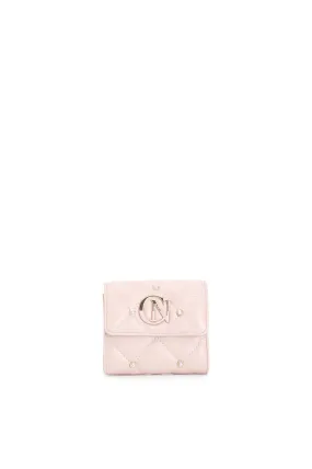 cartera con solapa con aplicación de remaches de colores y logo bicolor powder