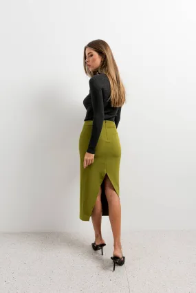 Falda midi satinada color mazana abertura trasera para mujer