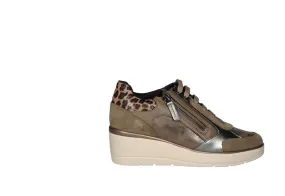 Sneaker Nobuck/piel Taupe Cremallera Lateral Talón Leopardo Cuña